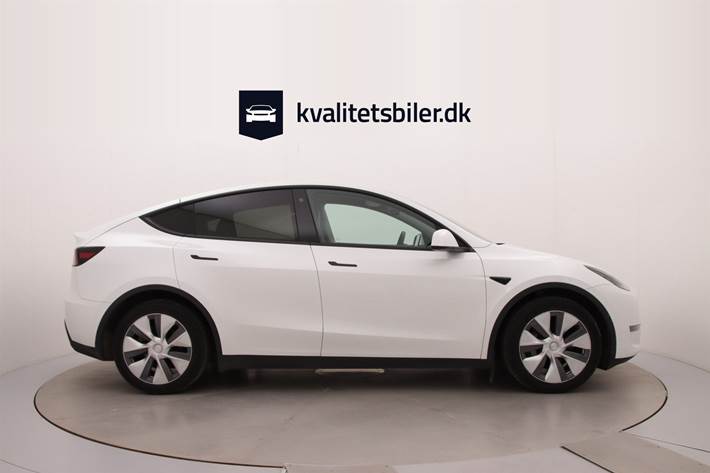 Hvid Tesla Model Y fra 2023