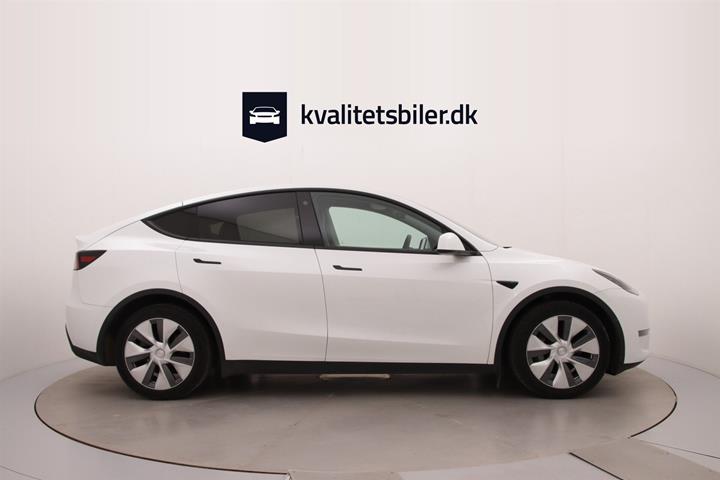 Hvid Tesla Model Y fra 2023