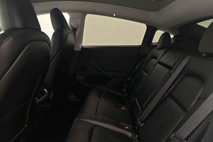Hvid Tesla Model Y fra 2023