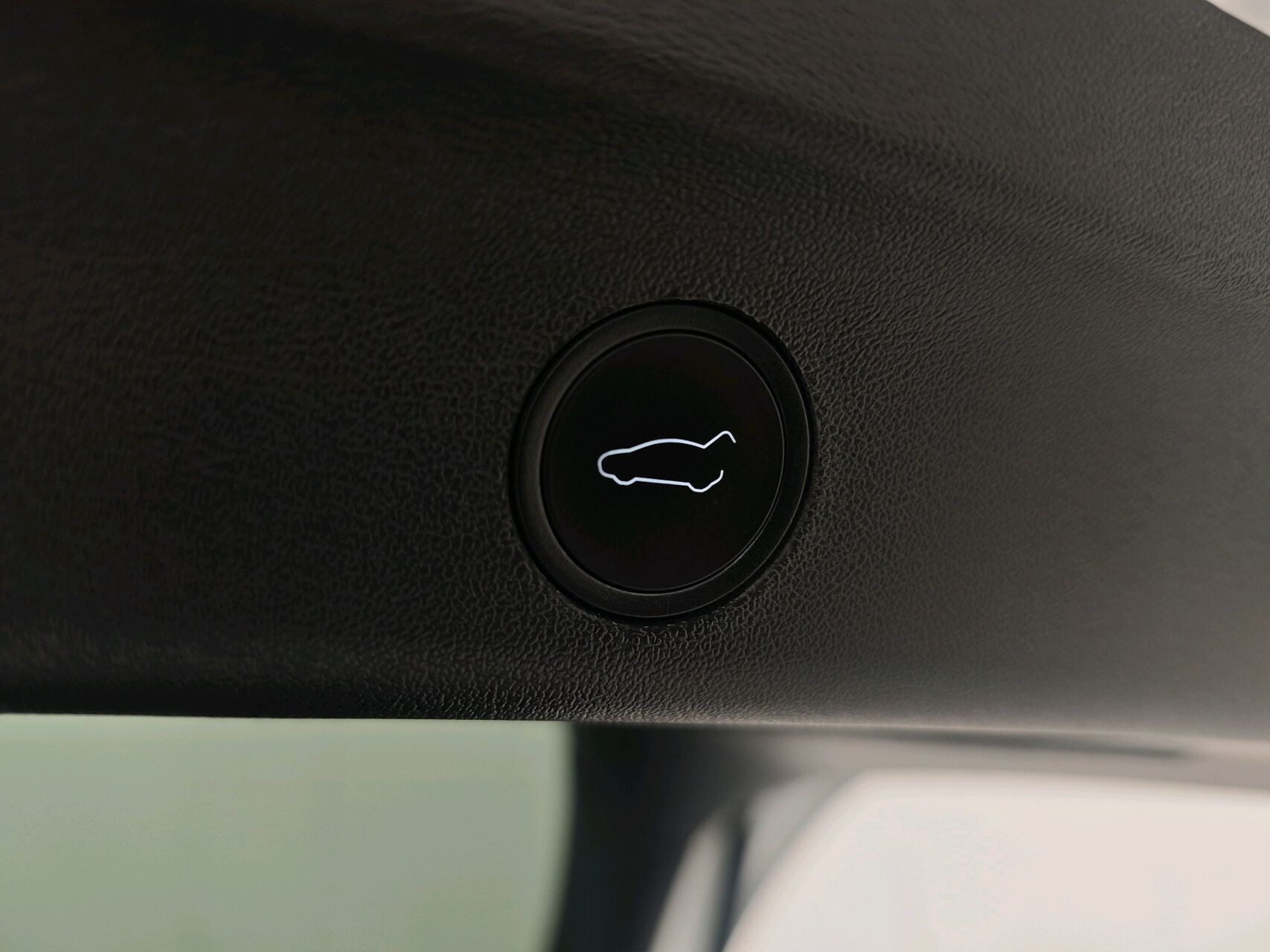 Hvid Tesla Model Y fra 2023