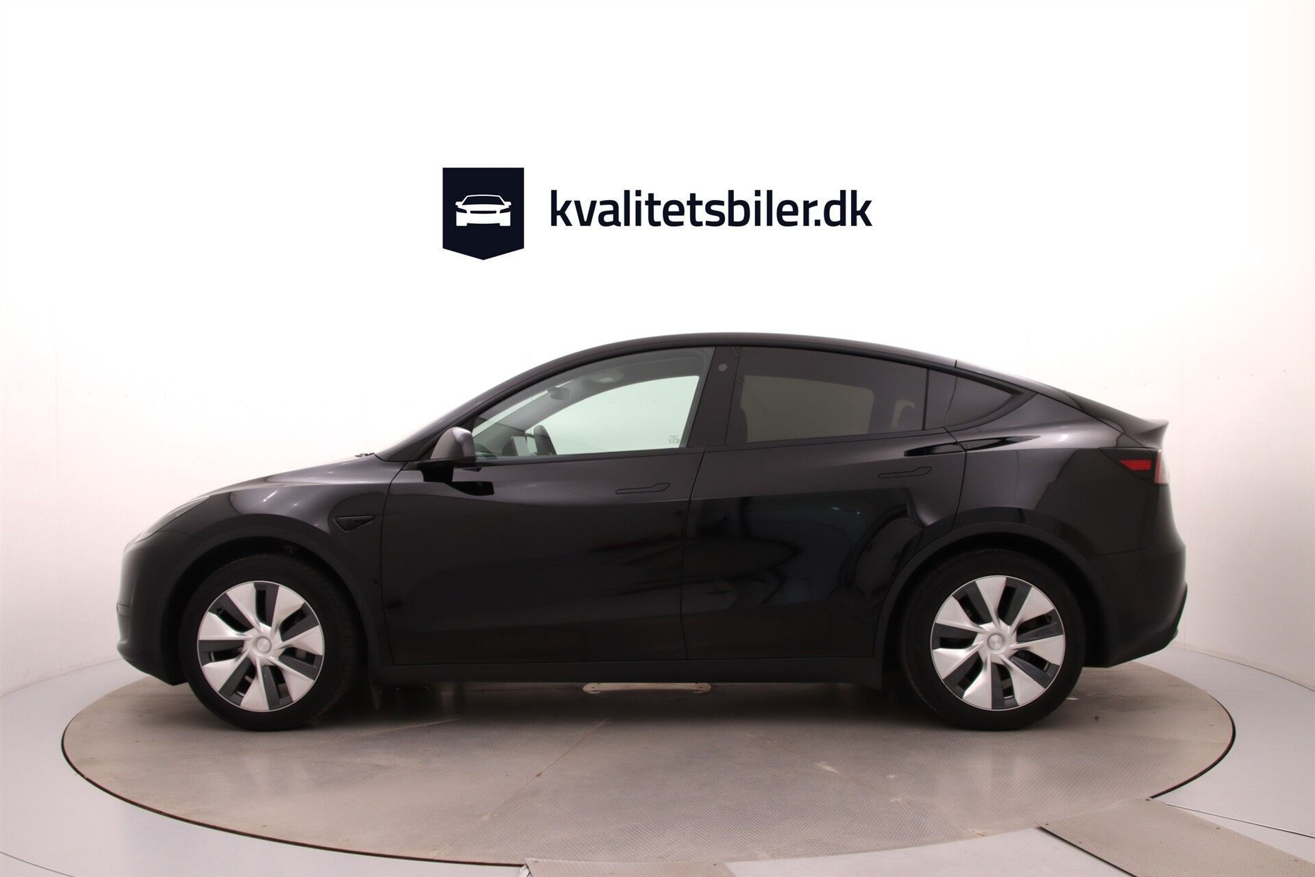 Sort Tesla Model Y fra 2024