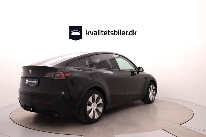 Sort Tesla Model Y fra 2024