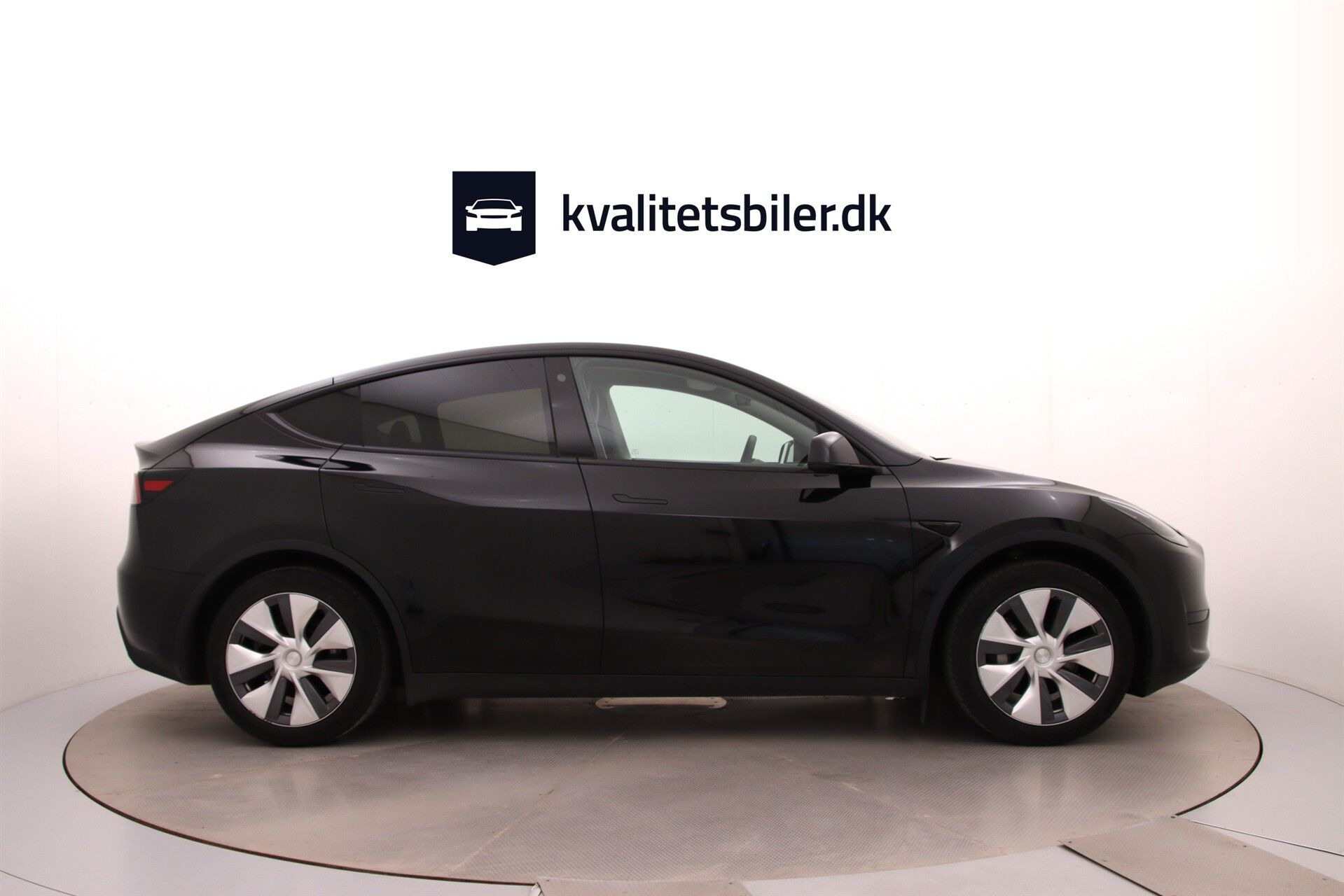 Sort Tesla Model Y fra 2024