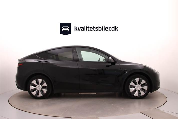 Sort Tesla Model Y fra 2024