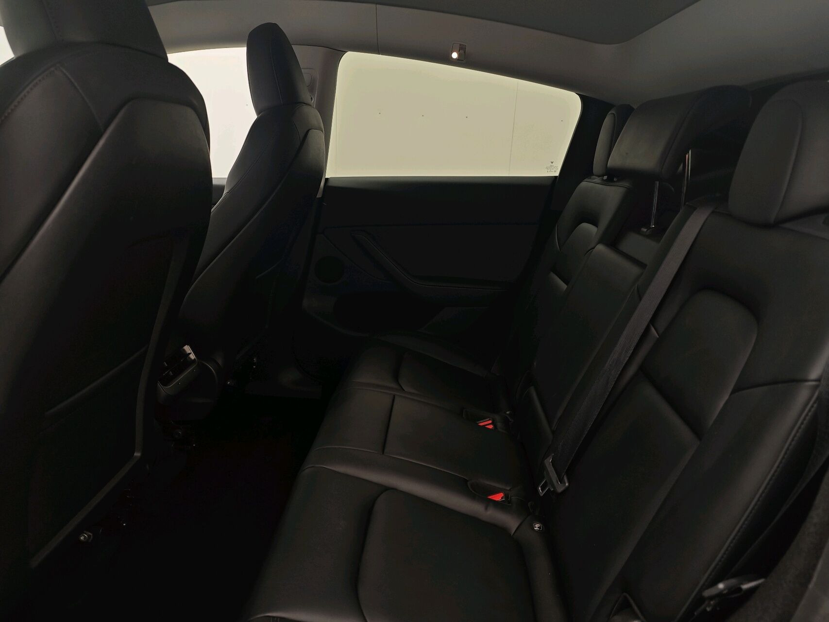 Sort Tesla Model Y fra 2024