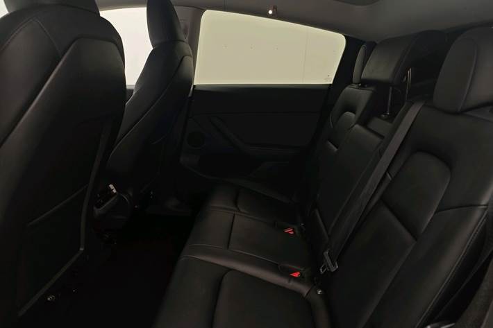 Sort Tesla Model Y fra 2024