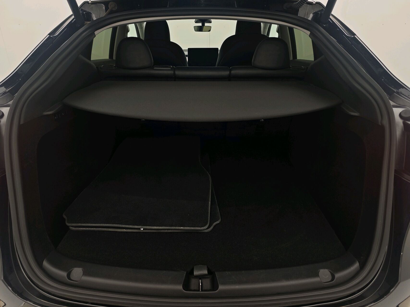 Sort Tesla Model Y fra 2024