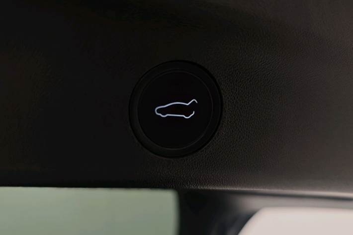 Sort Tesla Model Y fra 2024