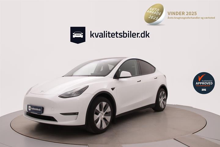 Hvid Tesla Model Y fra 2023 set udefra