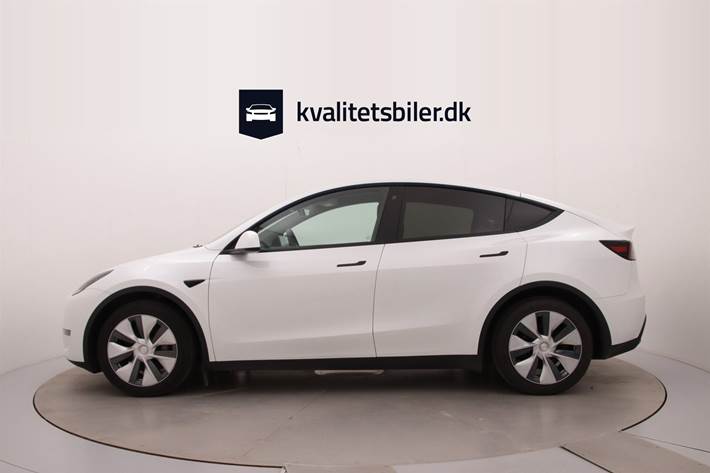 Hvid Tesla Model Y fra 2023
