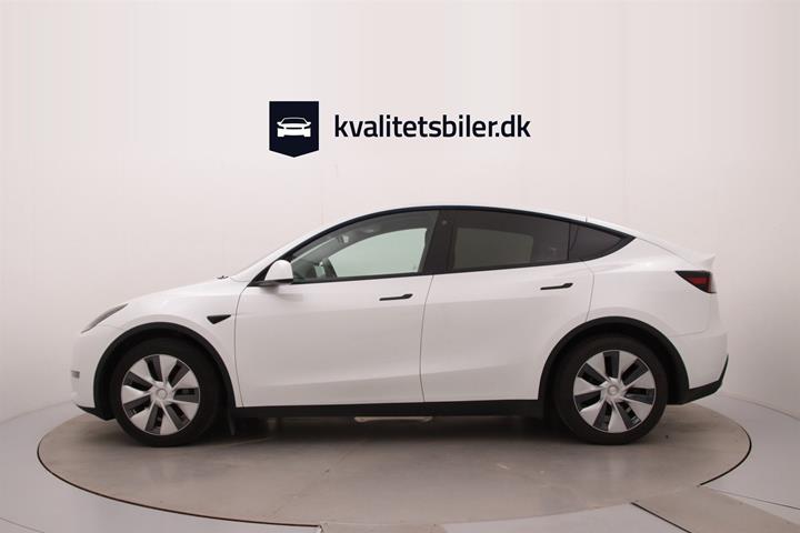 Hvid Tesla Model Y fra 2023