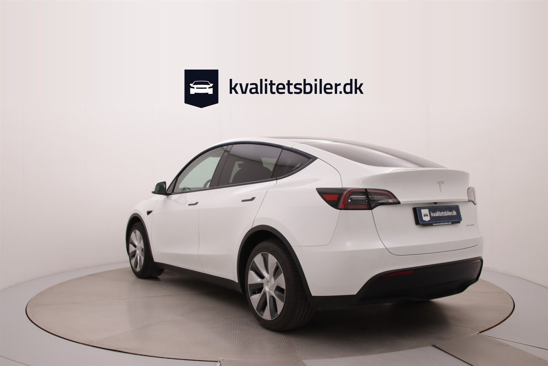 Hvid Tesla Model Y fra 2023