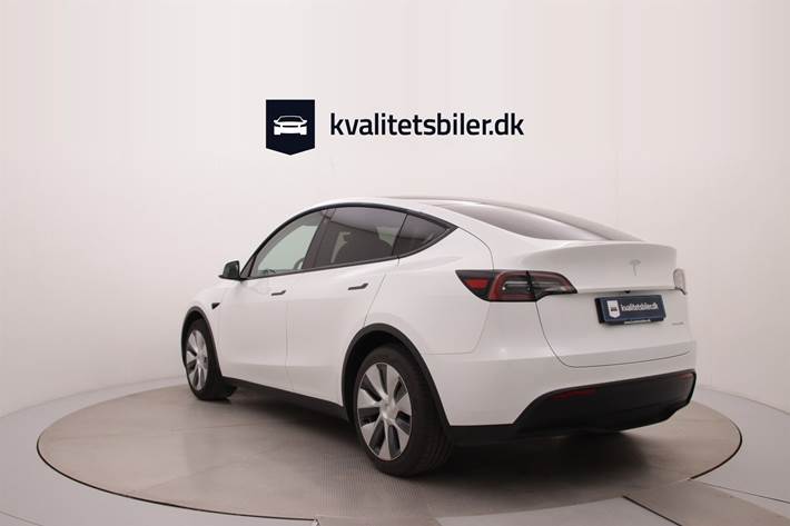 Hvid Tesla Model Y fra 2023