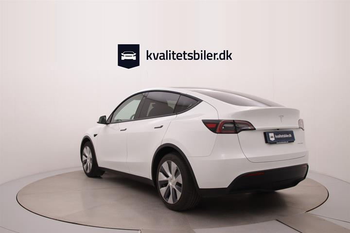Hvid Tesla Model Y fra 2023