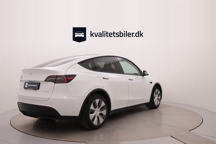 Hvid Tesla Model Y fra 2023