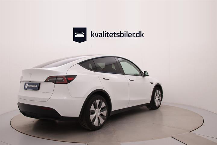 Hvid Tesla Model Y fra 2023