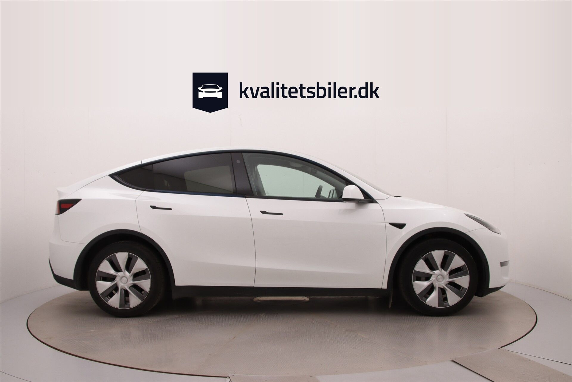 Hvid Tesla Model Y fra 2023
