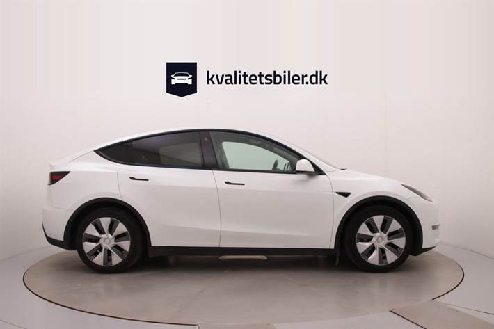 Hvid Tesla Model Y fra 2023