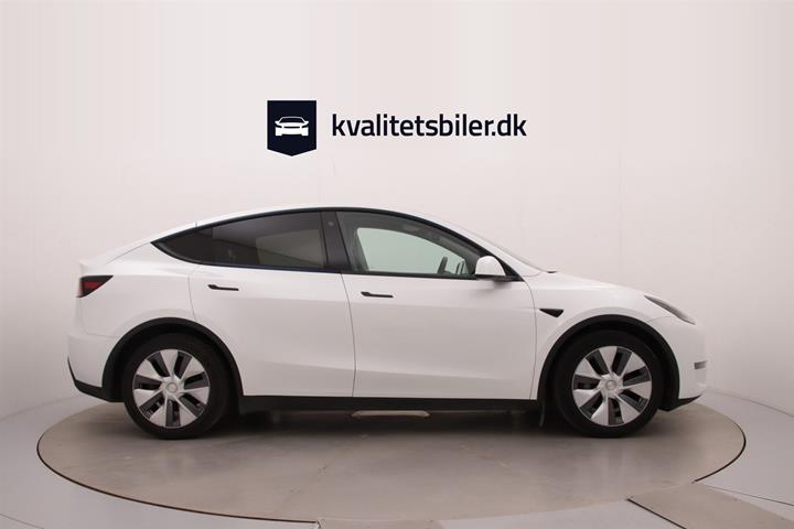 Hvid Tesla Model Y fra 2023