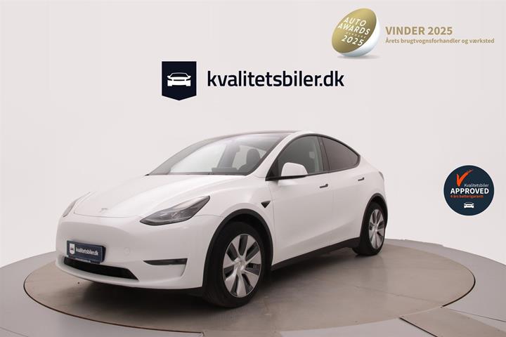 Hvid Tesla Model Y fra 2023 set udefra