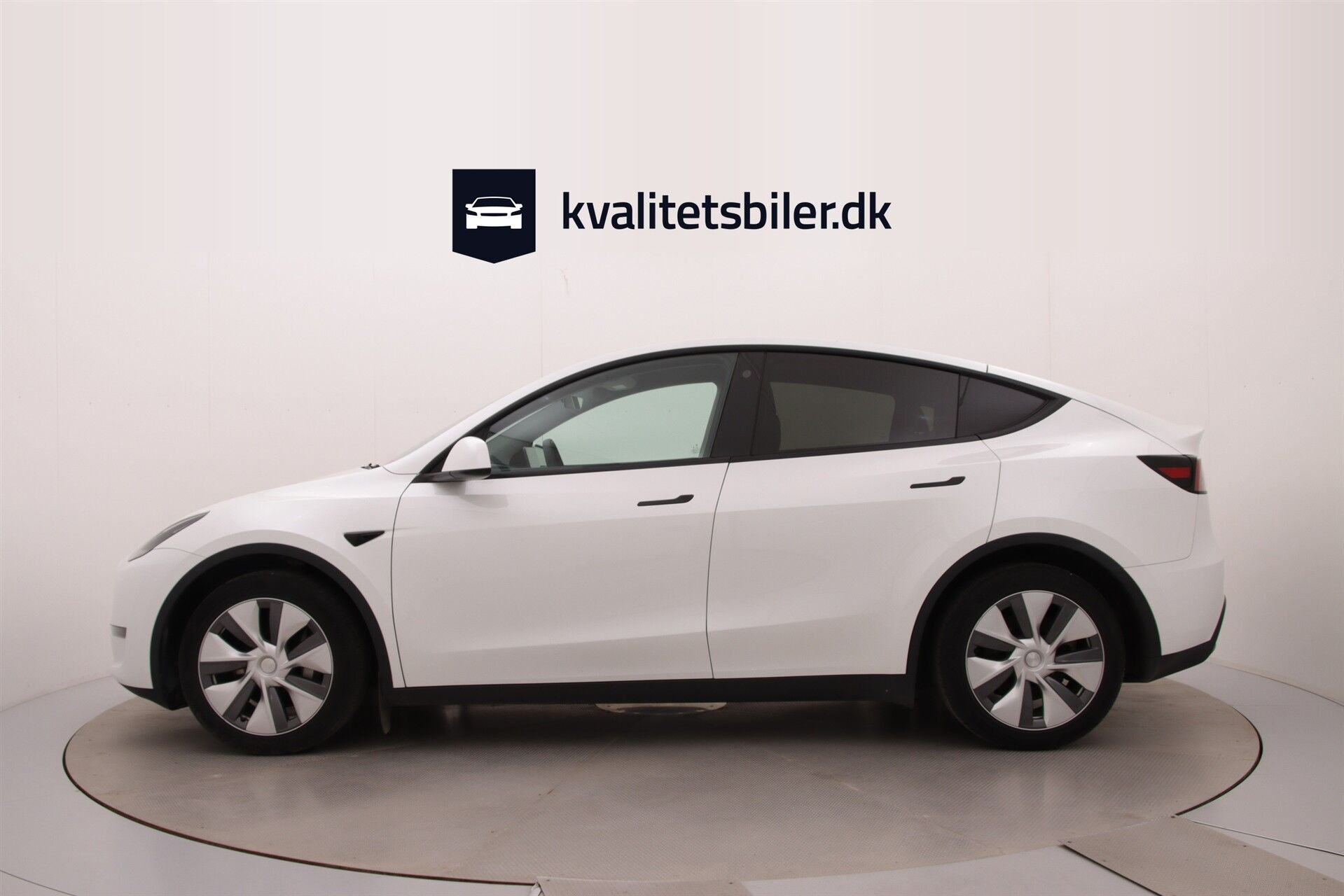 Hvid Tesla Model Y fra 2023