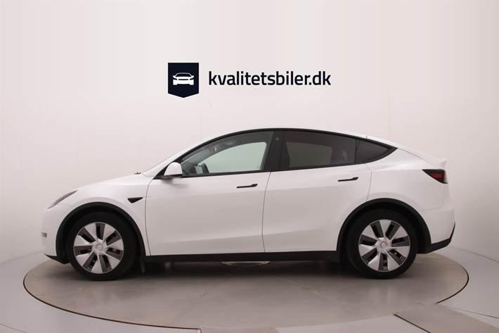 Hvid Tesla Model Y fra 2023