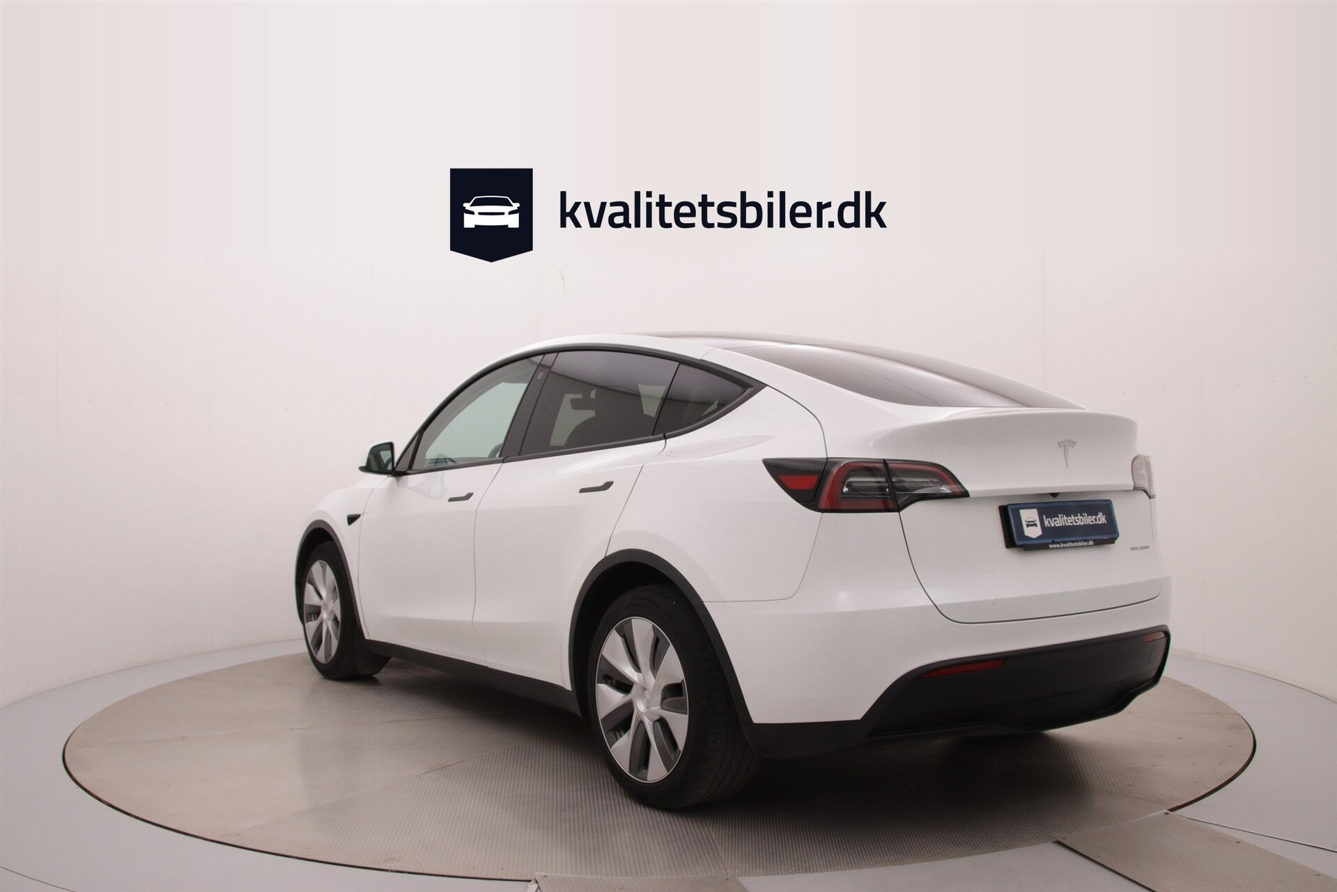 Hvid Tesla Model Y fra 2023