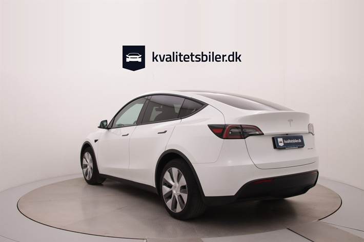 Hvid Tesla Model Y fra 2023