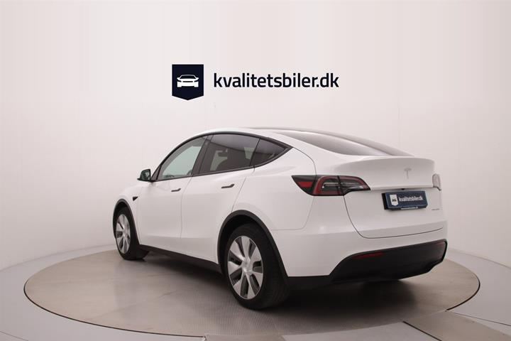 Hvid Tesla Model Y fra 2023
