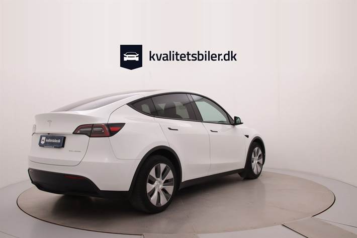 Hvid Tesla Model Y fra 2023