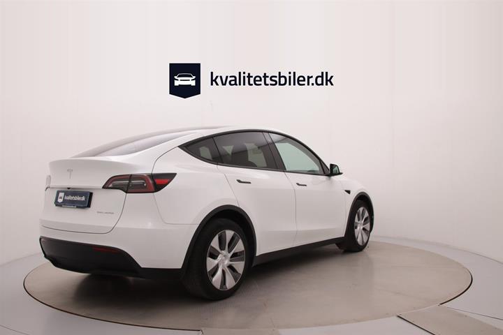 Hvid Tesla Model Y fra 2023