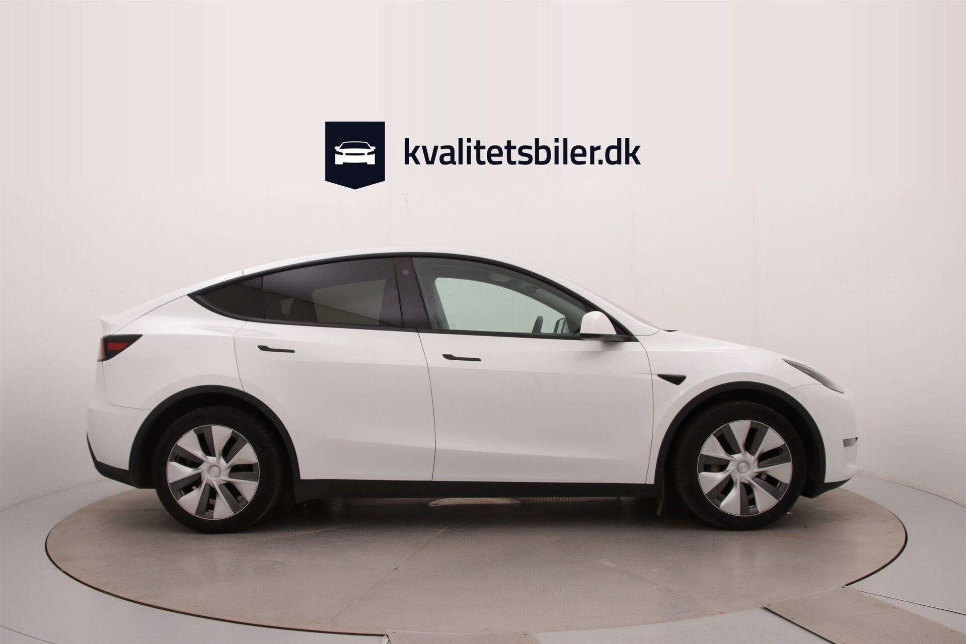 Hvid Tesla Model Y fra 2023
