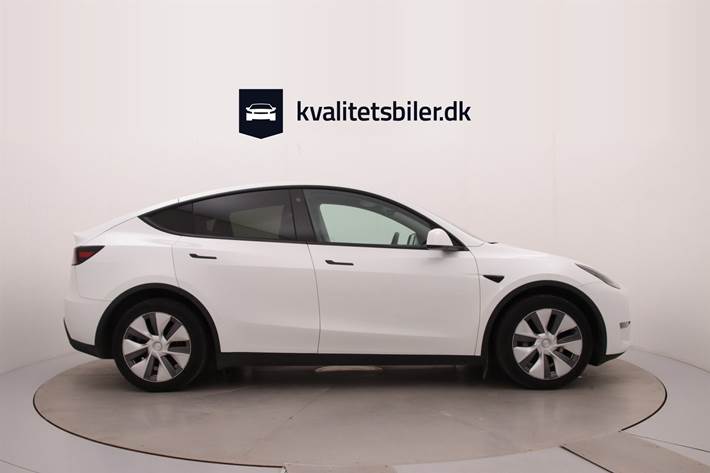 Hvid Tesla Model Y fra 2023