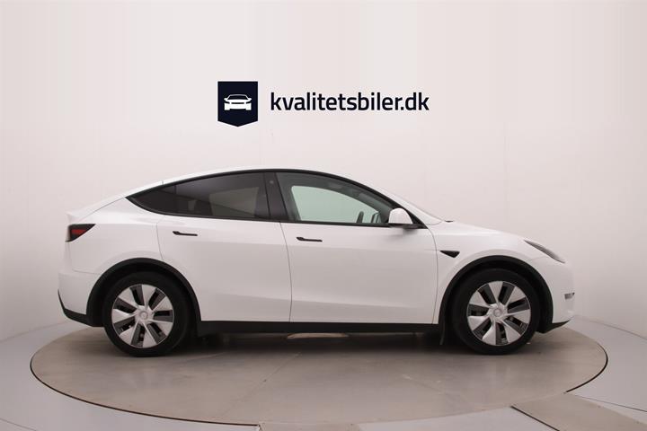Hvid Tesla Model Y fra 2023