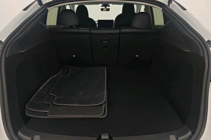 Hvid Tesla Model Y fra 2023