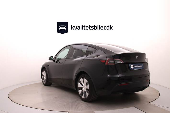 Sort Tesla Model Y fra 2023