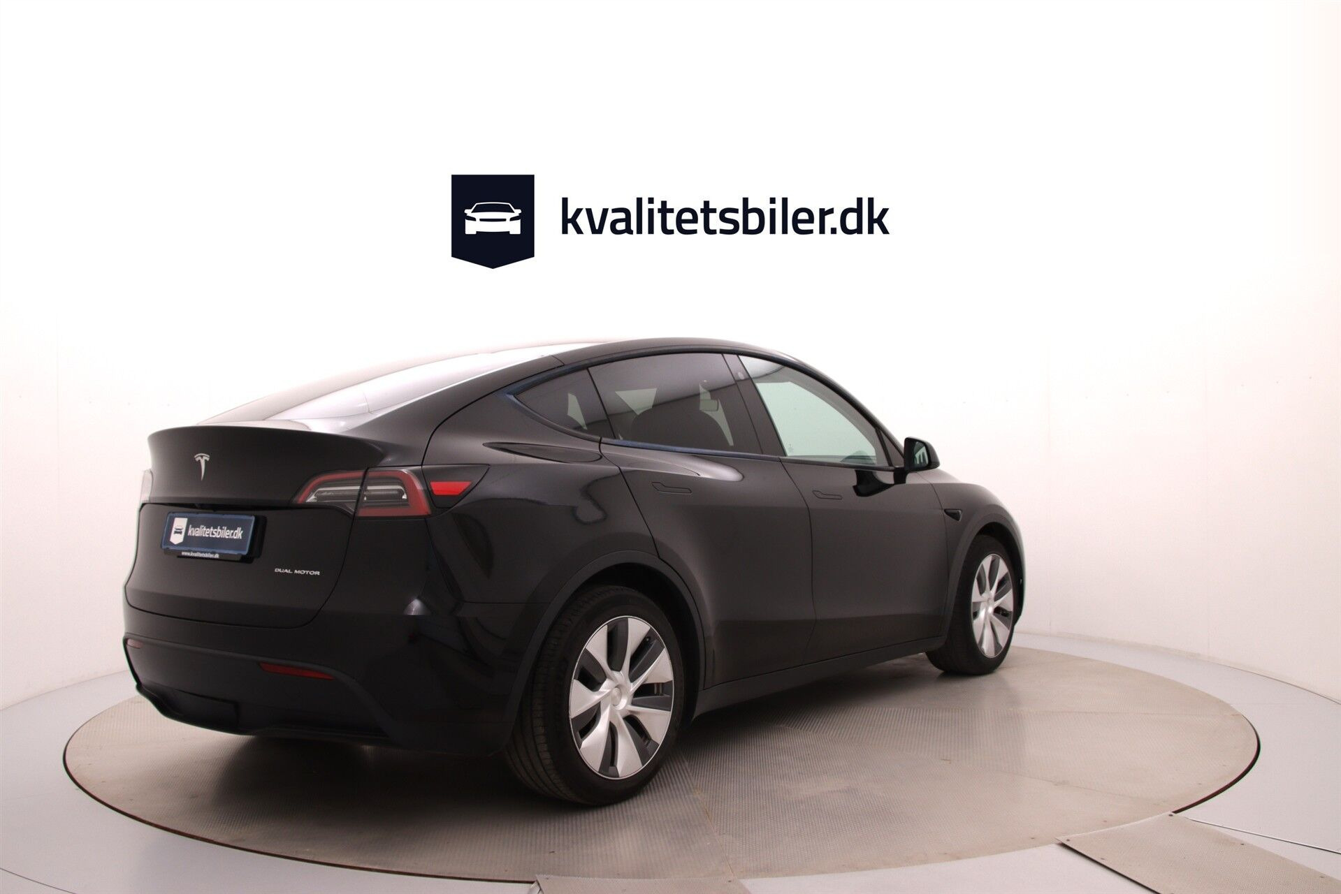 Sort Tesla Model Y fra 2023