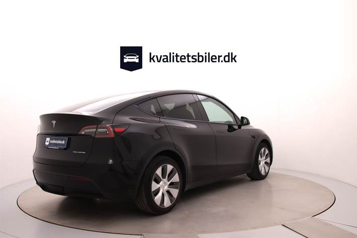 Sort Tesla Model Y fra 2023
