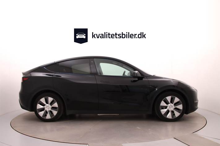 Sort Tesla Model Y fra 2023