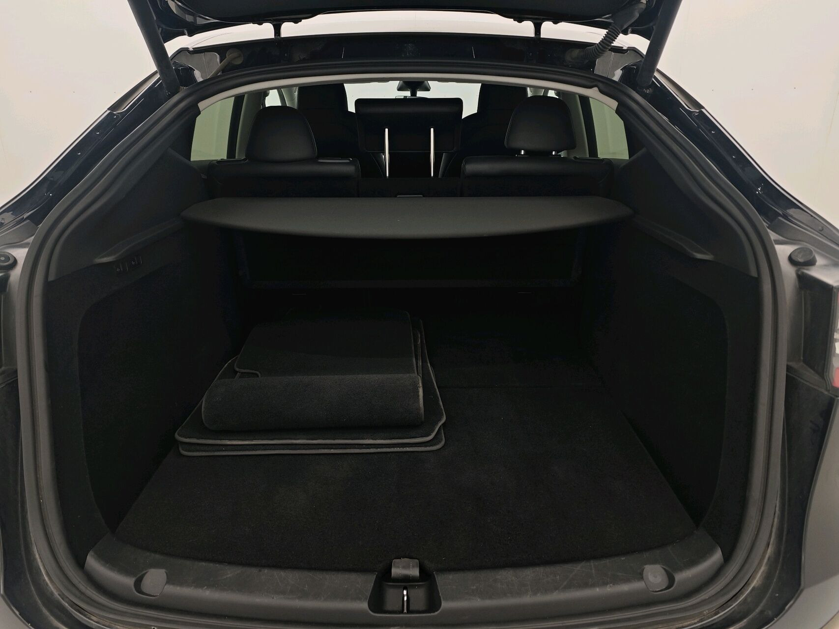 Sort Tesla Model Y fra 2023