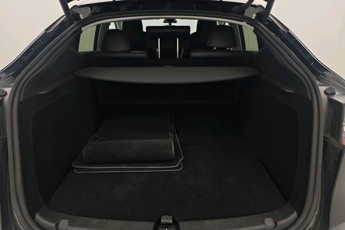 Sort Tesla Model Y fra 2023