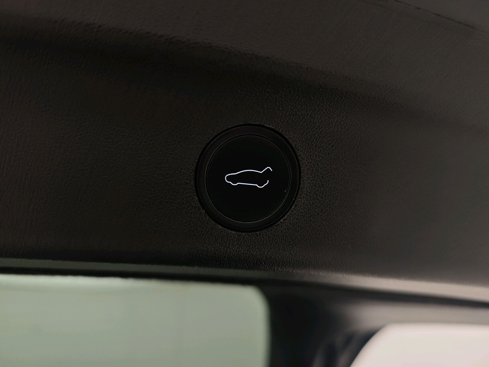 Sort Tesla Model Y fra 2023