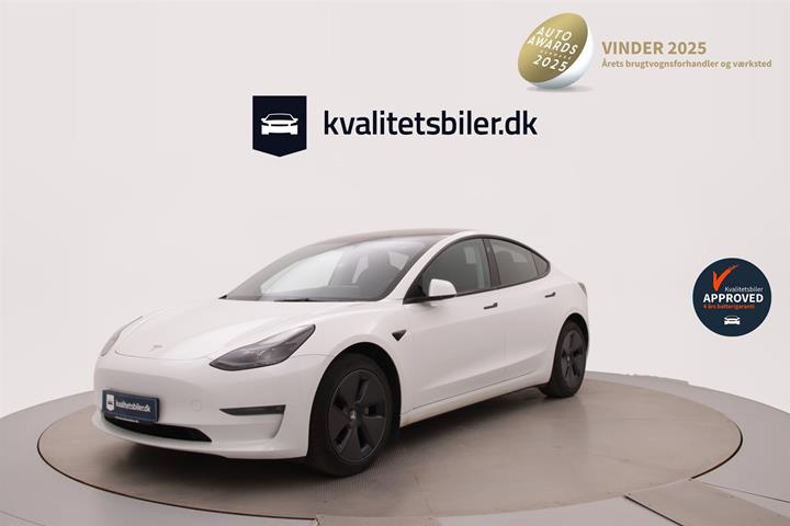 Hvid Tesla Model 3 fra 2023 set udefra