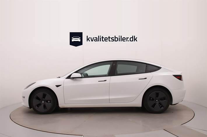 Hvid Tesla Model 3 fra 2023