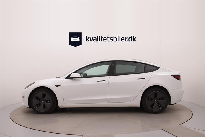 Hvid Tesla Model 3 fra 2023