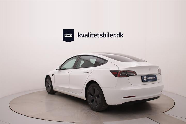 Hvid Tesla Model 3 fra 2023