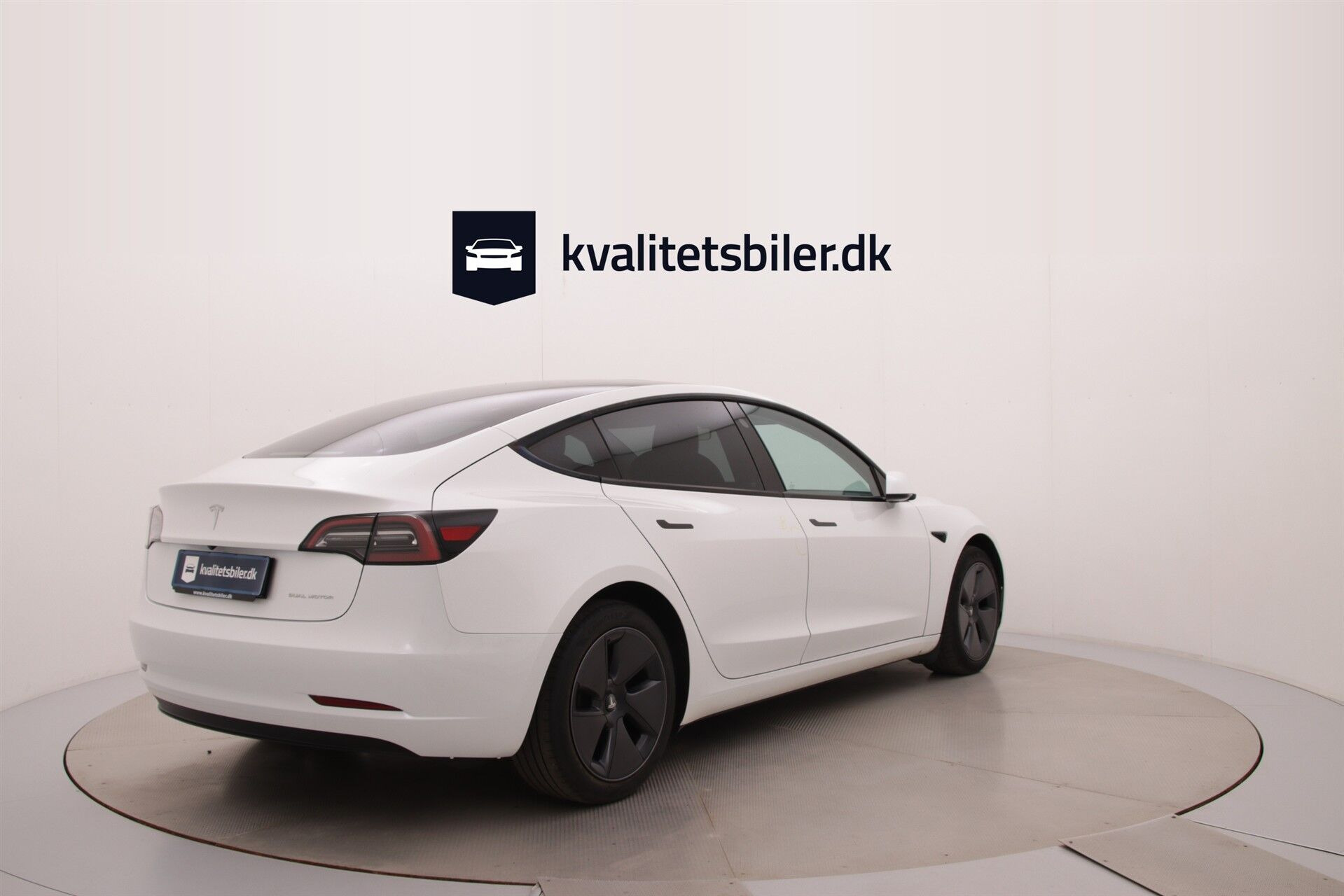 Hvid Tesla Model 3 fra 2023