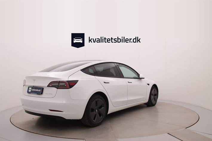 Hvid Tesla Model 3 fra 2023