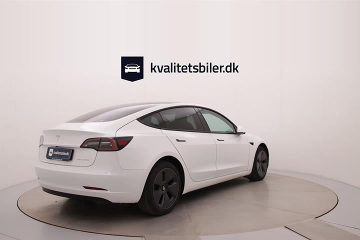Hvid Tesla Model 3 fra 2023