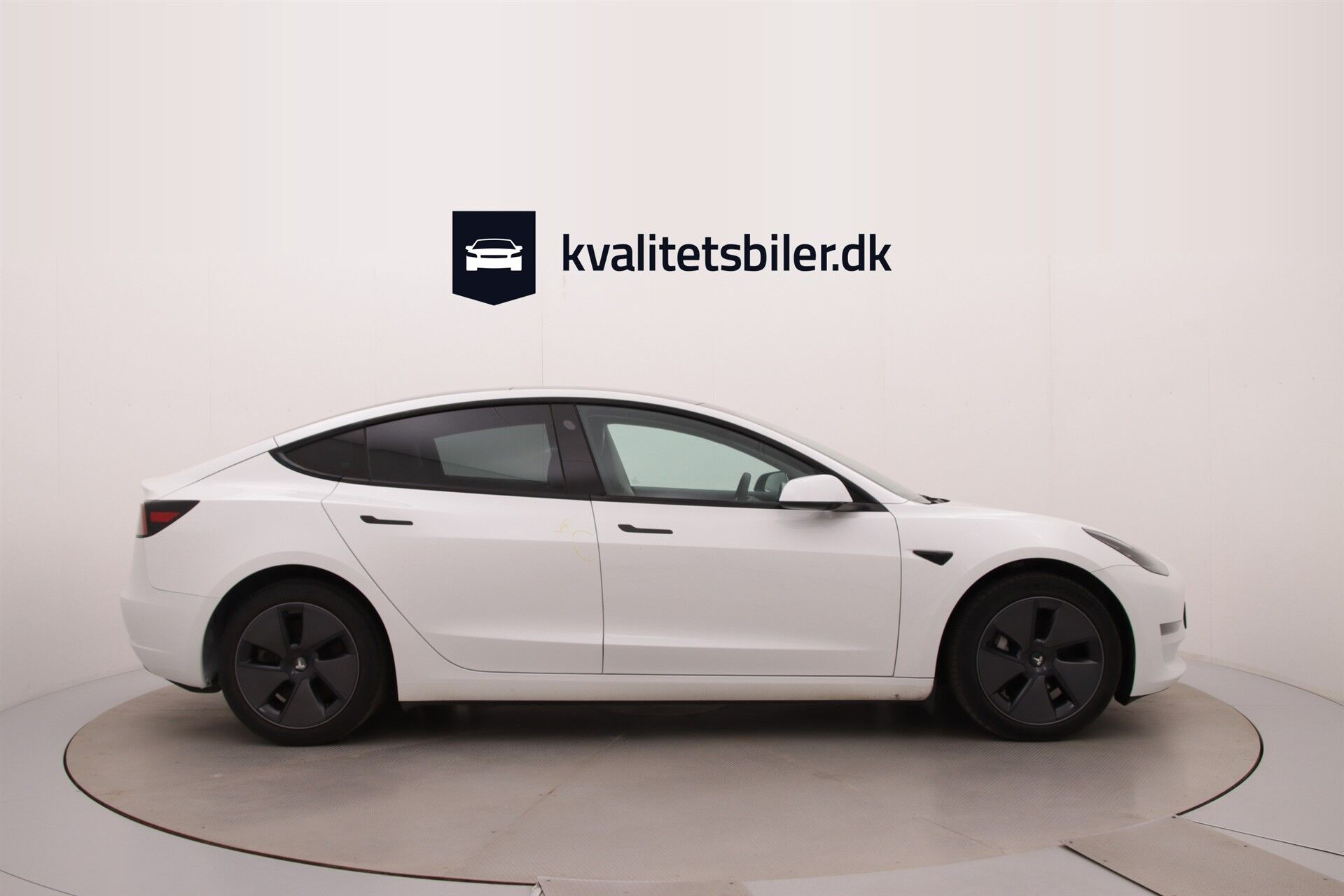 Hvid Tesla Model 3 fra 2023